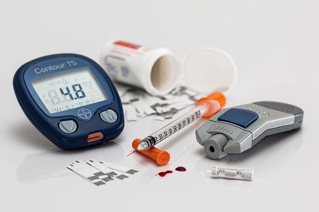 Kontrola krevního cukru a doplnění inzulinu při cukrovce.